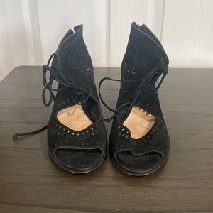 Vince Camuto no size listed, 9 or 9.5